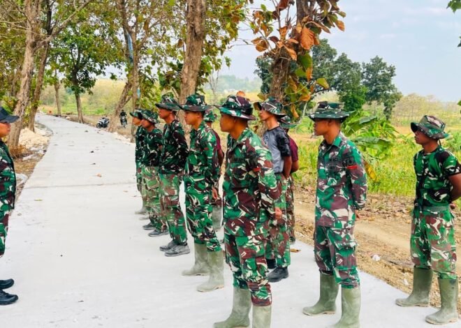 Aksi Cepat Tanggap demi Kenyamanan Lingkungan. Anggota Satgas TMMD ke-129 Kodim 0812/Lamongan Temukan Saluran Drainase Rusak dan Buntu di Desa Tlemang, Spontan ajak Warga Perbaiki.  ​