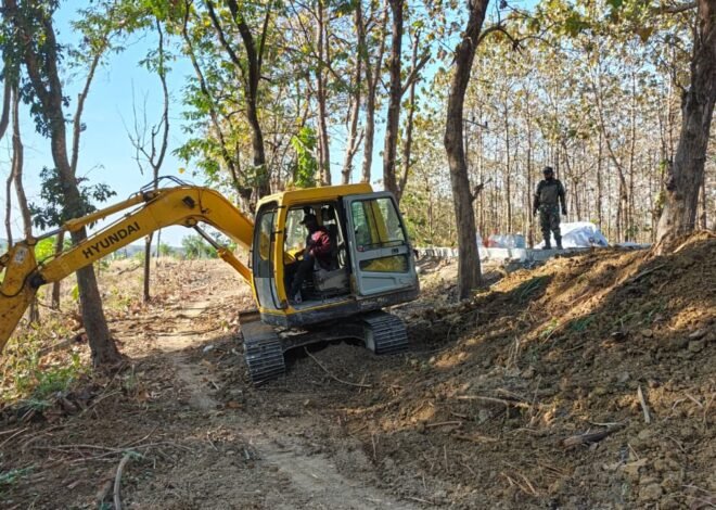 Percepat Finishing Pengerjaan Jalan, Alat Berat Dikerahkan Uruk Bahu Jalan Rabat Beton TMMD 129 Desa Tlemang