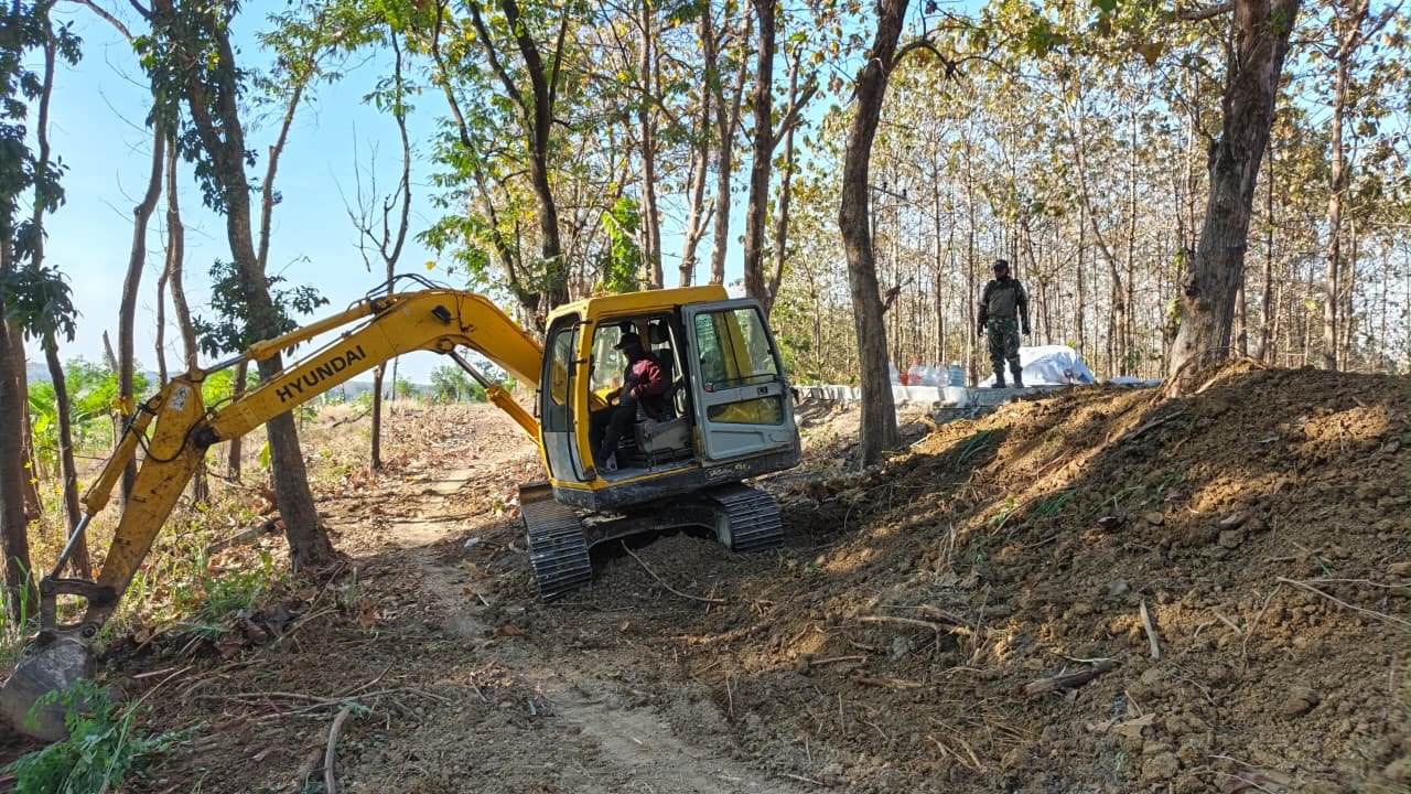 Percepat Finishing Pengerjaan Jalan, Alat Berat Dikerahkan Uruk Bahu Jalan Rabat Beton TMMD 129 Desa Tlemang