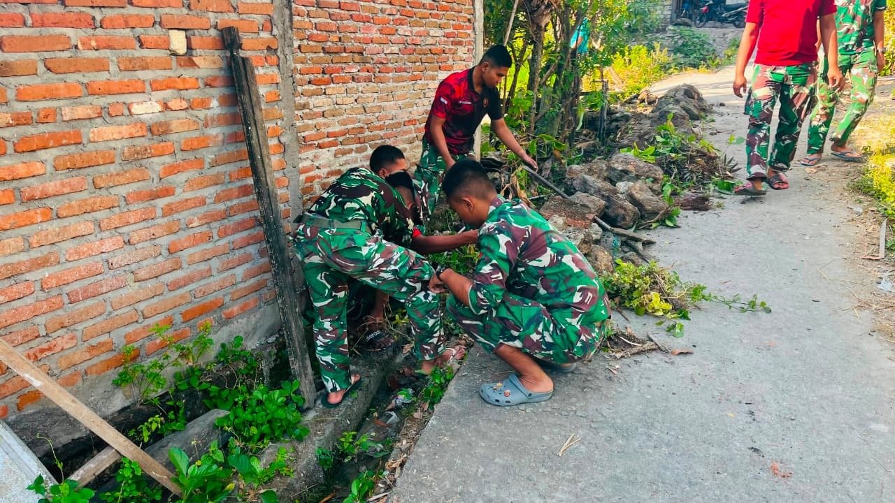 ​Efek Temukan Saluran  Drainase Rusak, Satgas TMMD Ke-129 Kodim 0812/Lamongan Sisir dan Lebarkan Saluran Drainase di Desa Tlemang