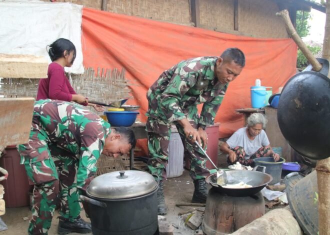 Hangatkan Kebersamaan, Satgas TMMD dan Ibu-Ibu Baru Raharja Memasak Bersama untuk Pekerja RLH