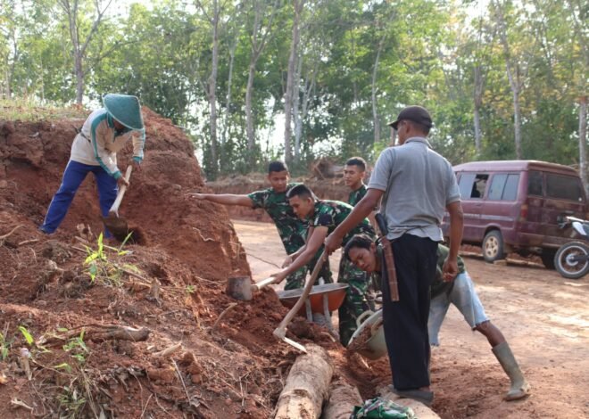 Kompak! Satgas TMMD 129 Kodim 0412/LU dan Warga Lampung Utara Bahu-Membahu Timbun Jalan dan Bersihkan Material Gorong-Gorong.