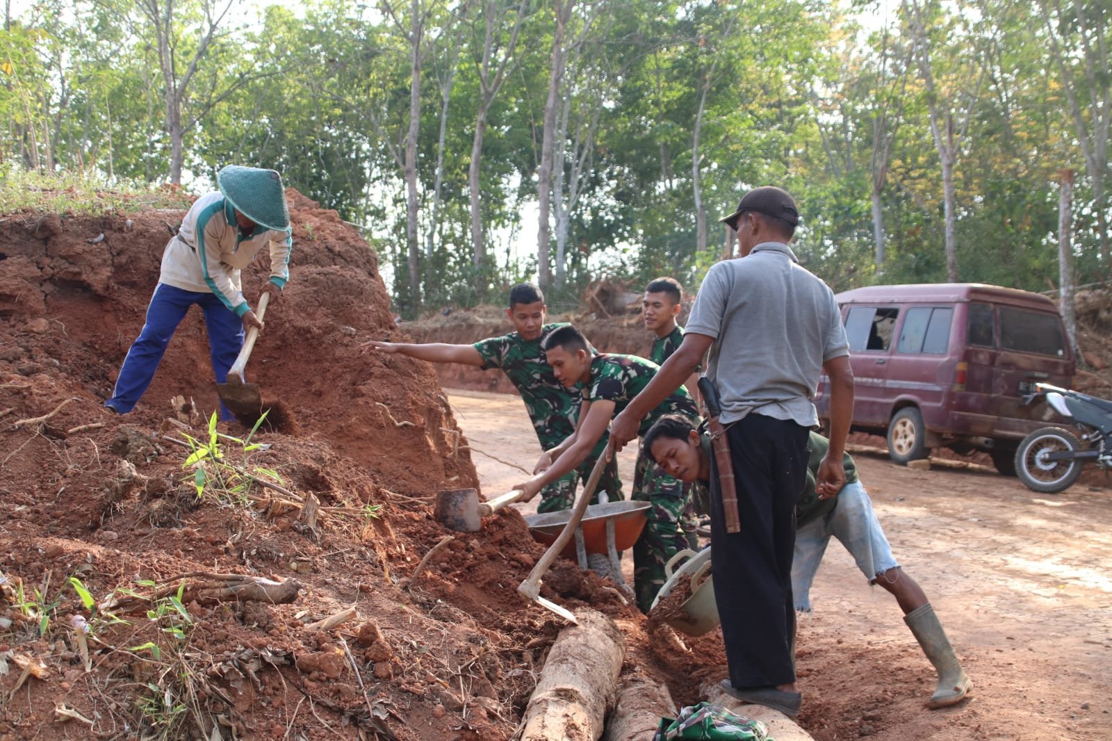 Kompak! Satgas TMMD 129 Kodim 0412/LU dan Warga Lampung Utara Bahu-Membahu Timbun Jalan dan Bersihkan Material Gorong-Gorong.