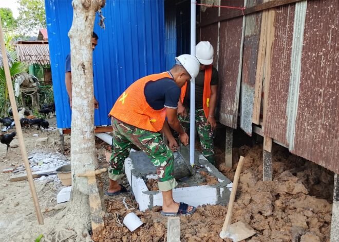 Satgas TMMD dan Warga Percepat Pemasangan Dinding MCK Milik Ibu Siti Jahrah