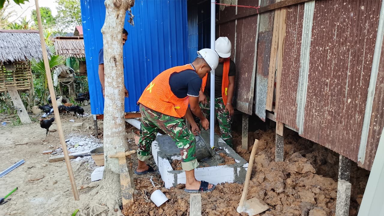 Satgas TMMD dan Warga Percepat Pemasangan Dinding MCK Milik Ibu Siti Jahrah