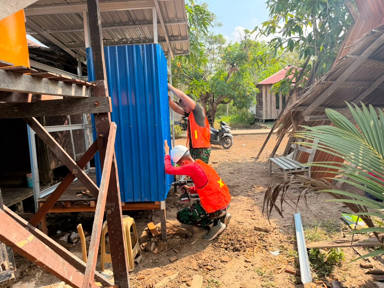 Gotong Royong Satgas TMMD dan Warga Percepat Hadirnya MCK Layak untuk Ibu Siti Jahrah