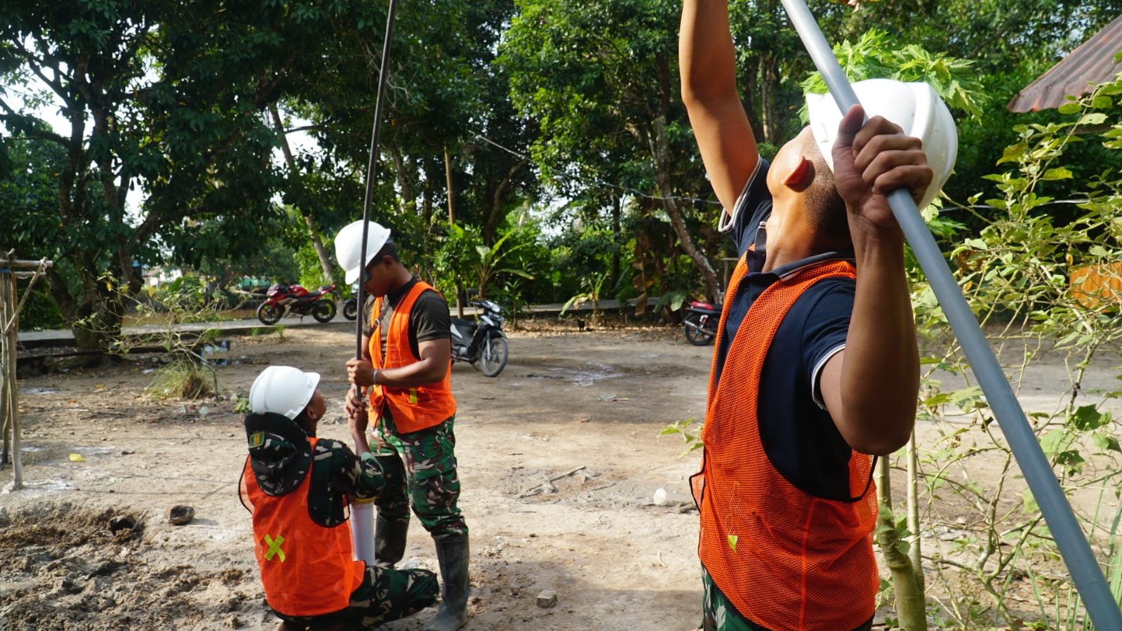 Satgas TMMD dan Warga Selesaikan Pengurasan Sumur Bor SAS 5 Demi Hasil Air Lebih Bersih