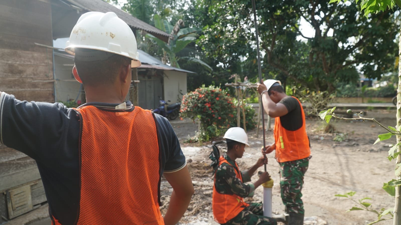Semangat Gotong Royong Satgas TMMD dan Warga Percepat Penyelesaian Sumur Bor SAS 5