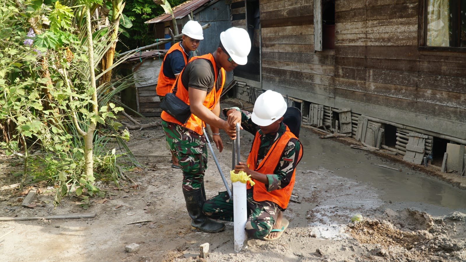 Satgas TMMD Percepat Pemasangan Pipa Sumur Bor SAS 5 untuk Distribusi Air Bersih