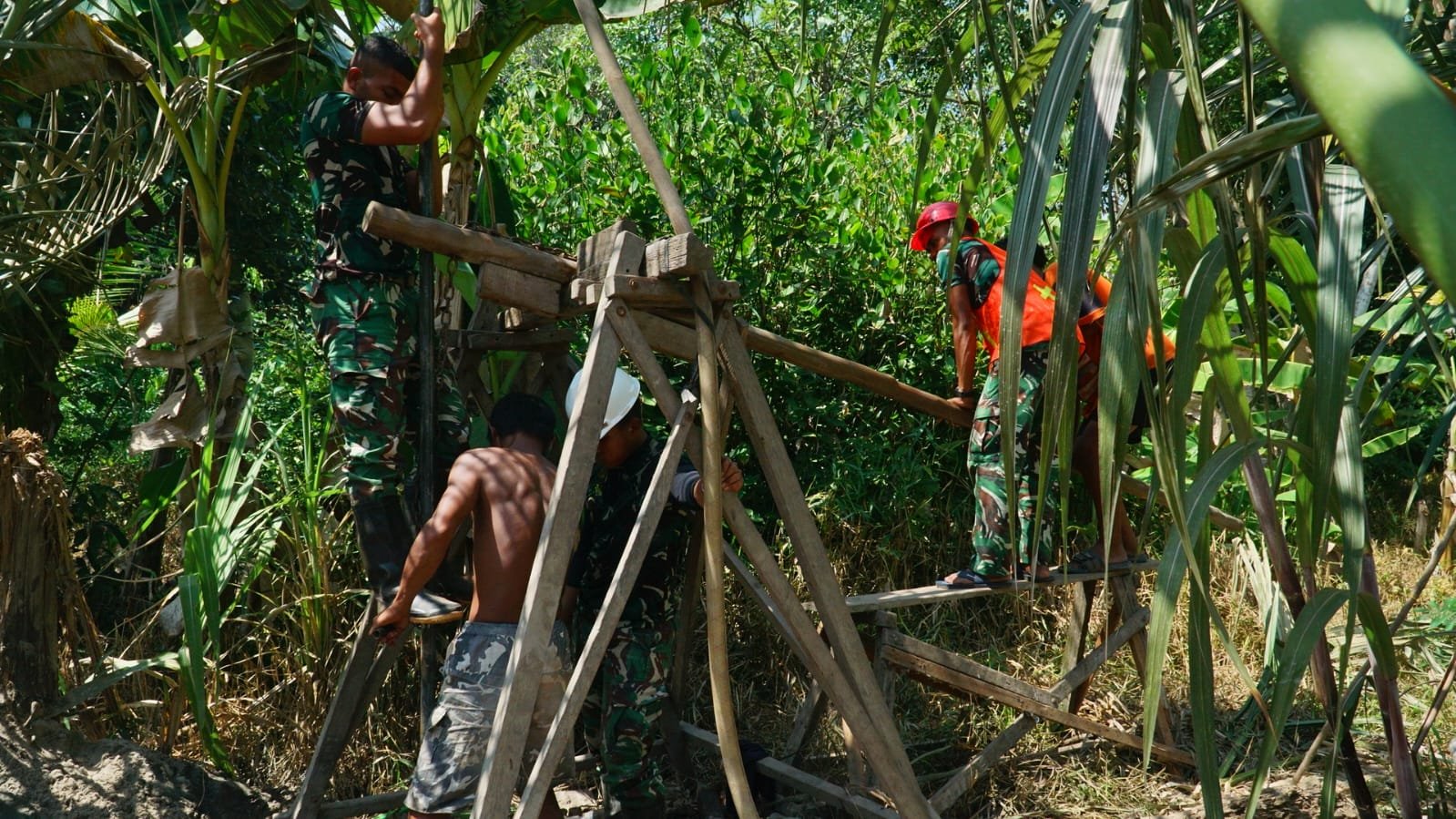 Gotong Royong Satgas TMMD dan Warga Warnai Penggalian Sumur Bor SAS 2