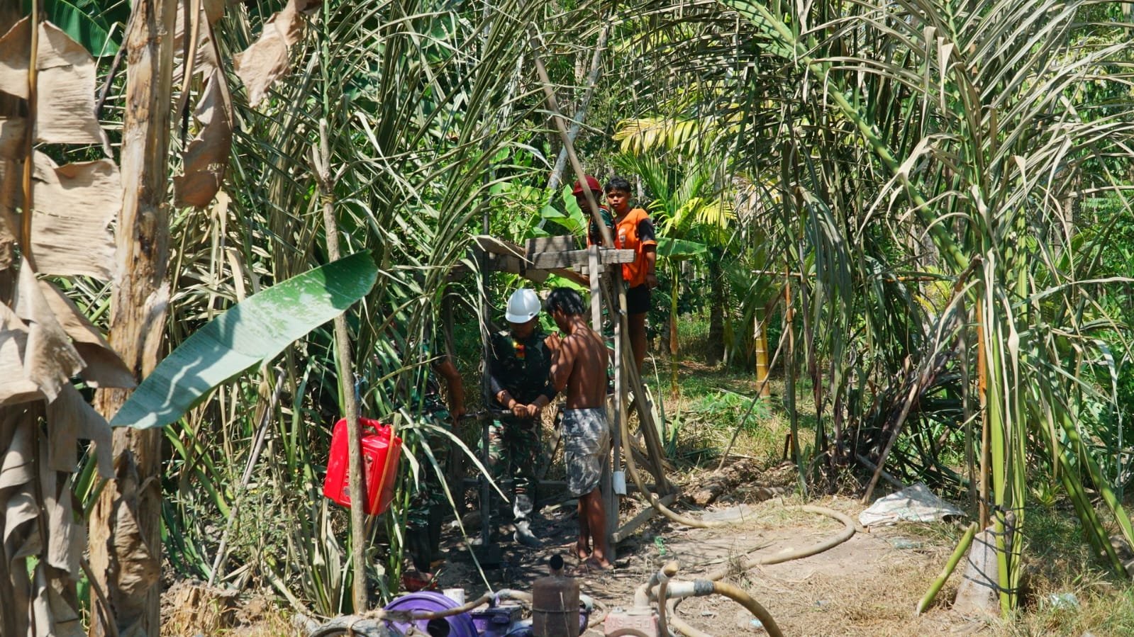 Satgas TMMD dan Warga Percepat Penggalian Sumur Bor SAS 2 Demi Kebutuhan Air Bersih