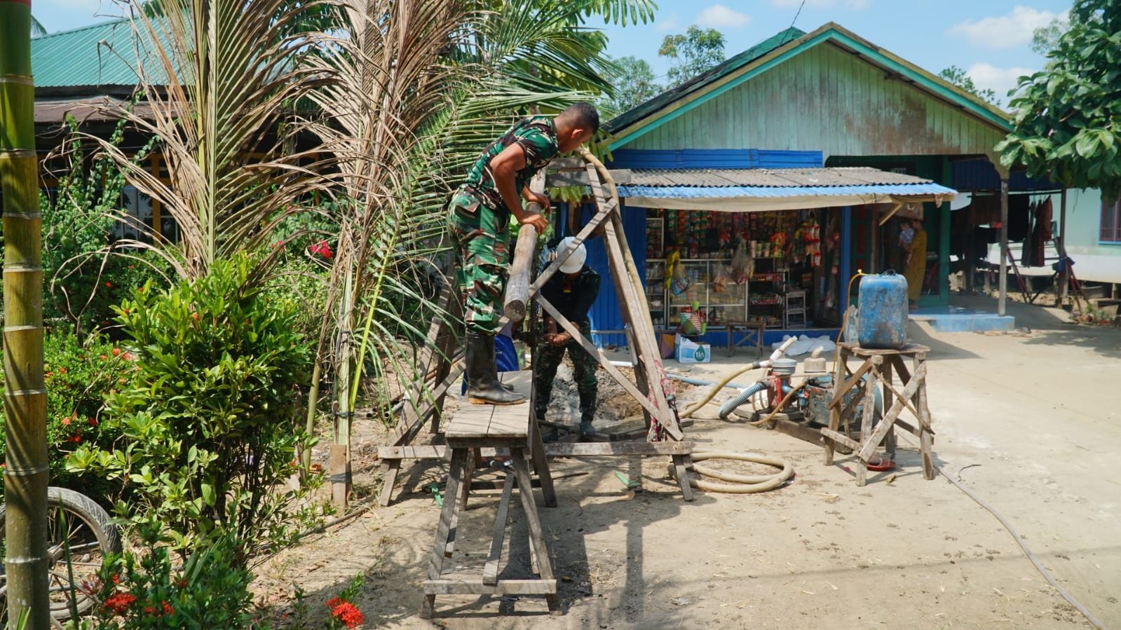 Satgas TMMD dan Warga Percepat Tahap Pengeboran Sumur Bor SAS 4 Demi Air Bersih
