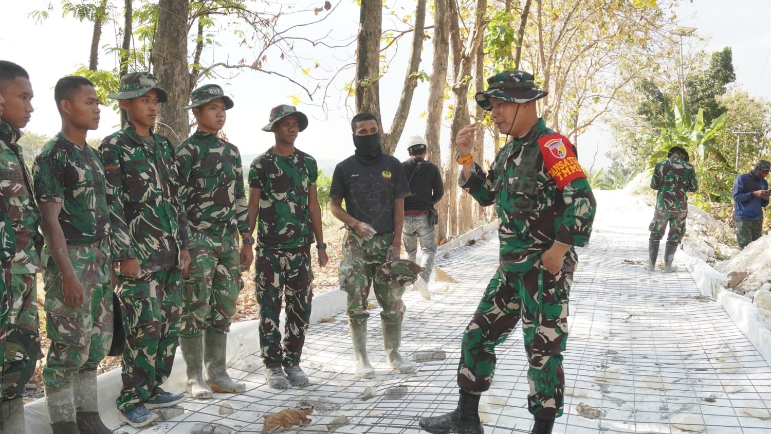 Pastikan Hasil Maksimal, Dansatgas TMMD 129 Terjun Langsung dan Pimpin Briefing Lapangan Kawal Kualitas Pengerjaan