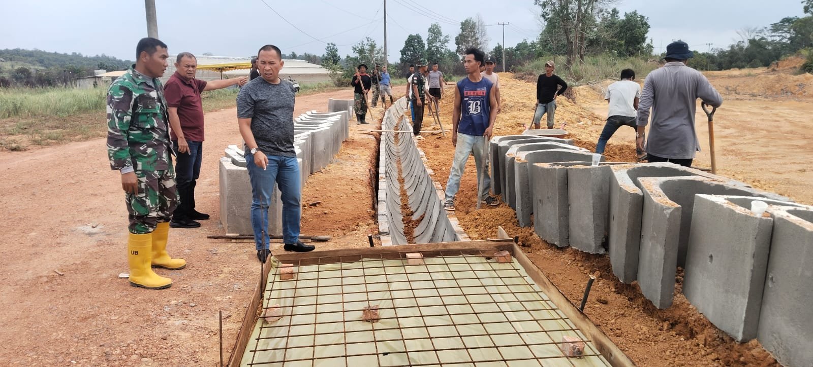 Pastikan Kualitas dan Manfaat Maksimal, Dansatgas TMMD Ke-129 Tinjau Pembangunan Sarana Dasar Masyarakat