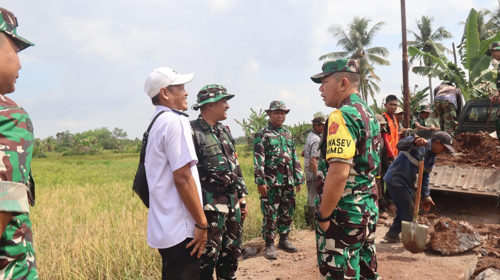 Dandim 1011/Kuala Kapuas Dampingi Tim WASEV Pastikan Kualitas Pembangunan TMMD Ke-129