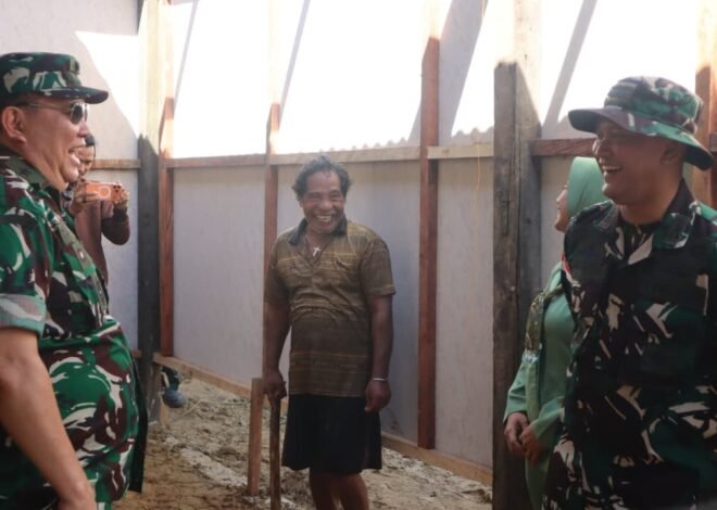 Semangat Pak Wiliem Kian Berkobar, Turut Bergotong Royong Bangun Rumah Impiannya Bersama Satgas TMMD Ke-129