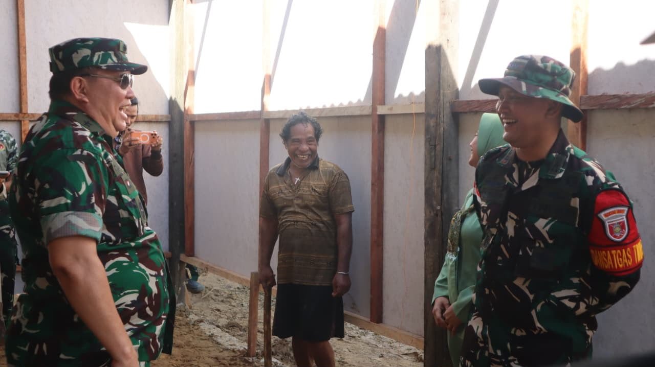 Semangat Pak Wiliem Kian Berkobar, Turut Bergotong Royong Bangun Rumah Impiannya Bersama Satgas TMMD Ke-129