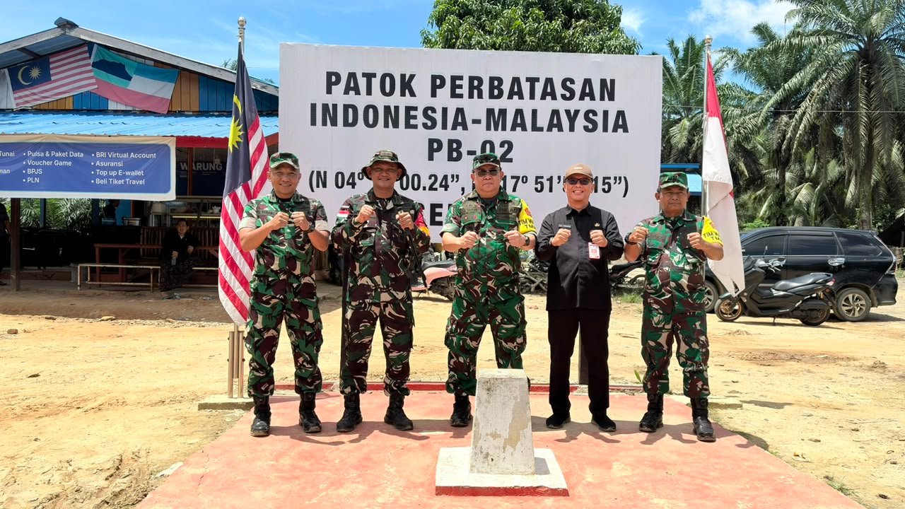Di Sela Kunjungan TMMD, Tim Wasev Singgah Tinjau Patok Batas RI–Malaysia di Desa Aji Kuning