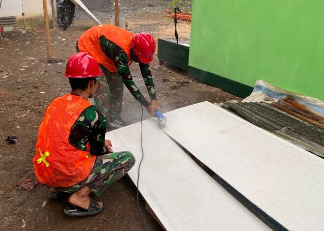 Satgas TMMD Reguler Ke-129 Percepat Pemasangan Plafon Teras RTLH Milik Bapak Walianto