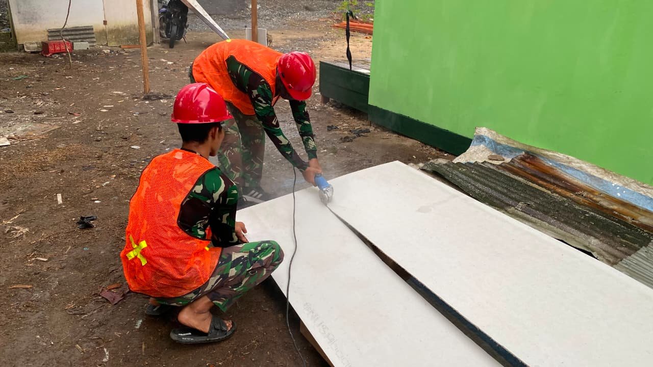 Satgas TMMD Reguler Ke-129 Percepat Pemasangan Plafon Teras RTLH Milik Bapak Walianto