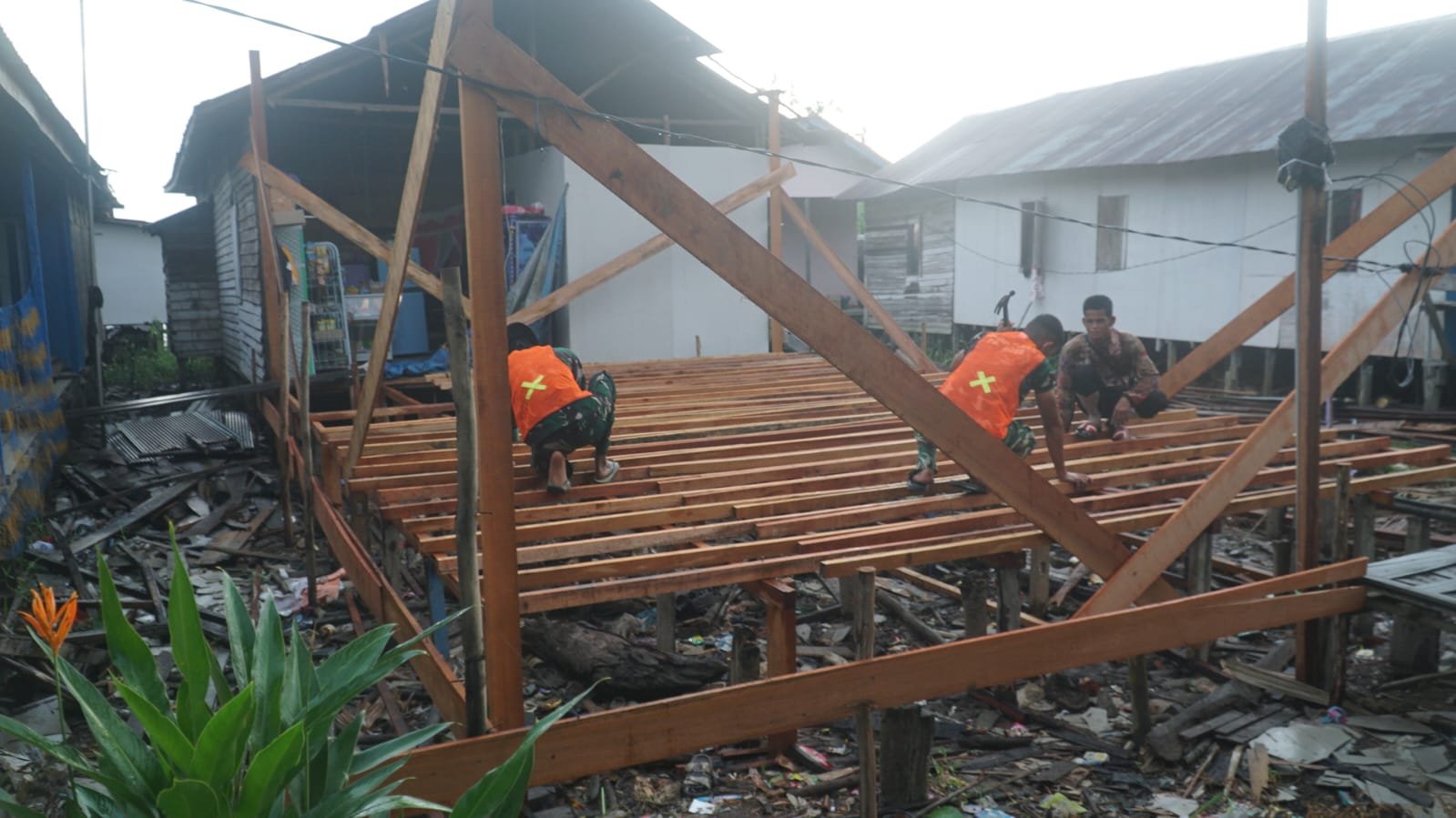 Satgas TMMD Reguler Ke-129 Percepat Pemasangan Pondasi RTLH Milik Ibu Rini