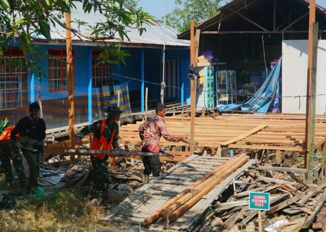 Satgas TMMD dan Warga Lanjutkan Pemasangan Kerangka Gelagar RTLH Ibu Rini