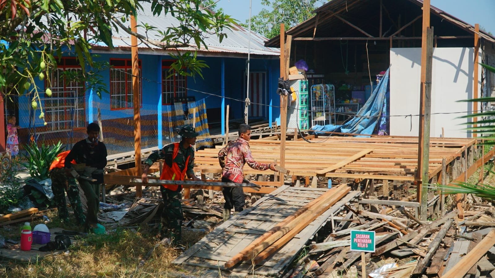 Satgas TMMD dan Warga Lanjutkan Pemasangan Kerangka Gelagar RTLH Ibu Rini