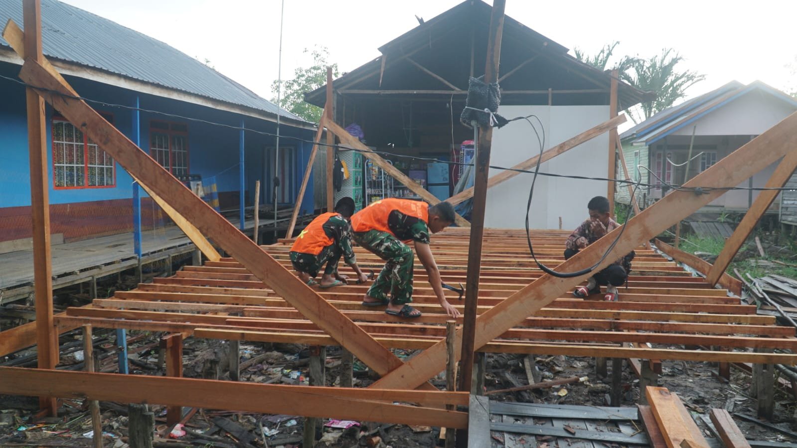 Gotong Royong Satgas TMMD dan Warga Perkuat Struktur RTLH Milik Ibu Rini