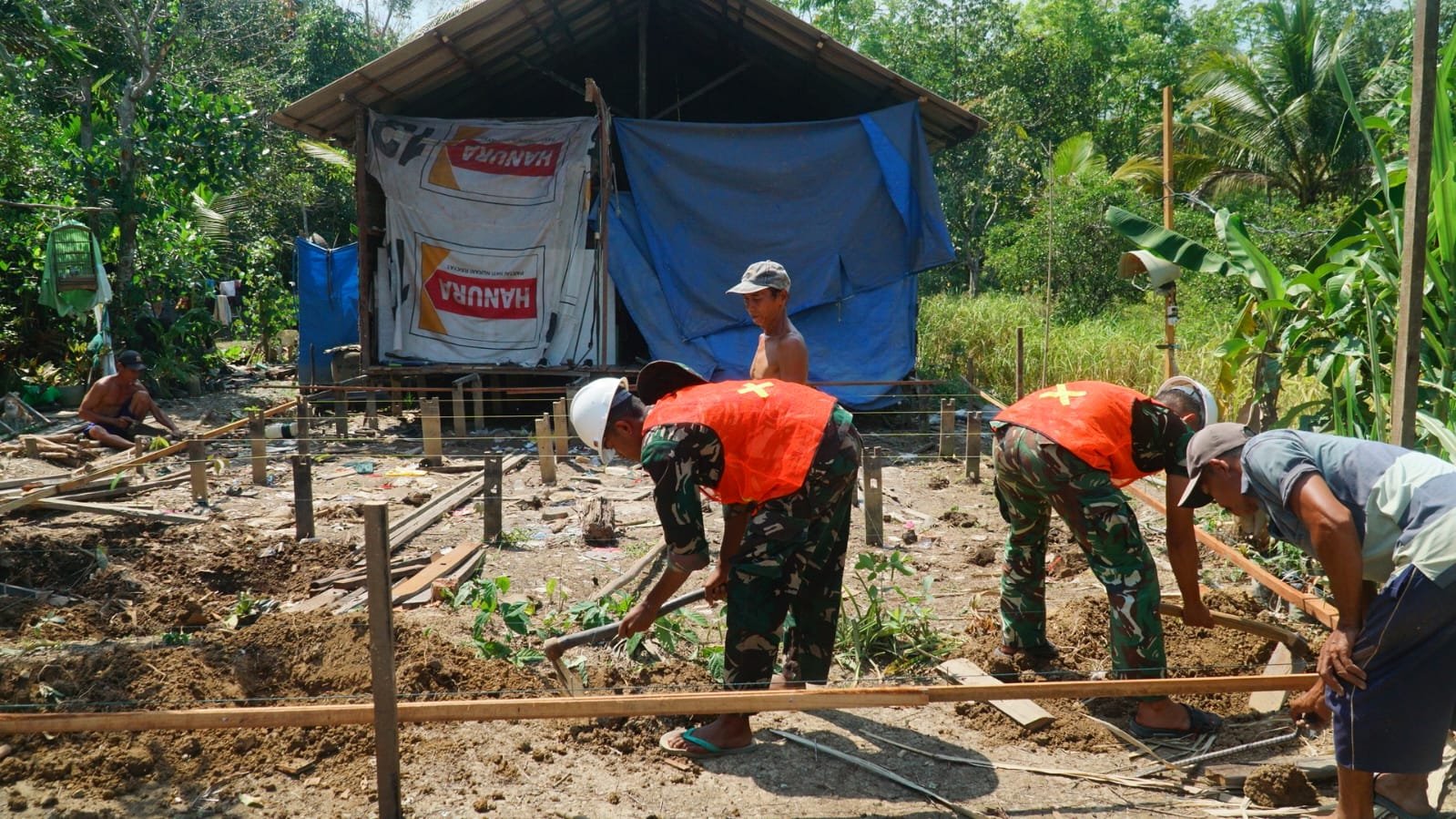 Satgas TMMD Reguler Ke-129 Percepat Pemasangan Kerangka Gelagar RTLH Milik Bapak Masrani