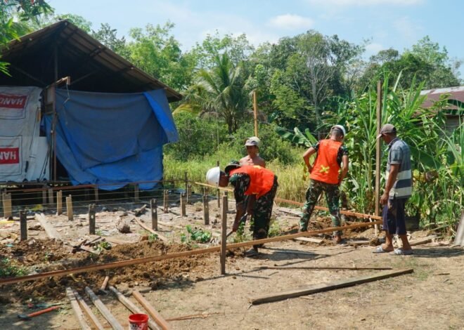 Gotong Royong Satgas TMMD dan Warga Perkuat Kerangka Gelagar RTLH Milik Bapak Masrani
