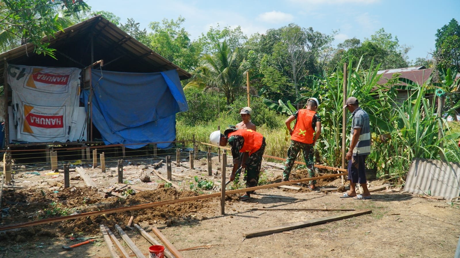 Gotong Royong Satgas TMMD dan Warga Perkuat Kerangka Gelagar RTLH Milik Bapak Masrani