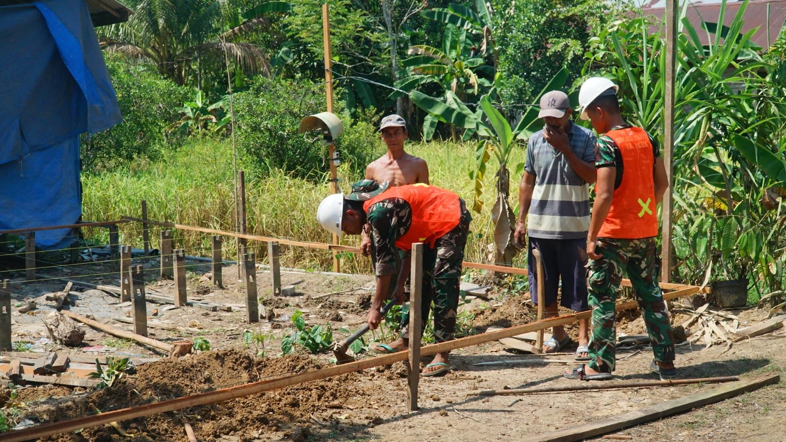 Tahap Struktur Atap RTLH Bapak Masrani Terus Berjalan, Satgas TMMD Pasang Kerangka Gelagar