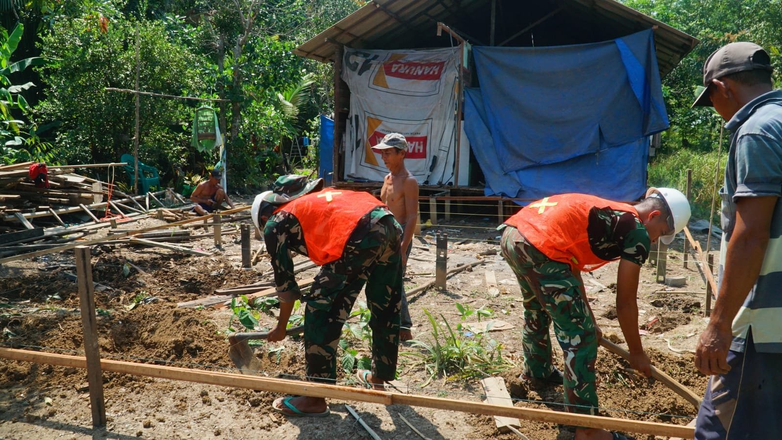 Satgas TMMD Optimalkan Pemasangan Kerangka Gelagar RTLH Bapak Masrani Demi Hunian Lebih Layak
