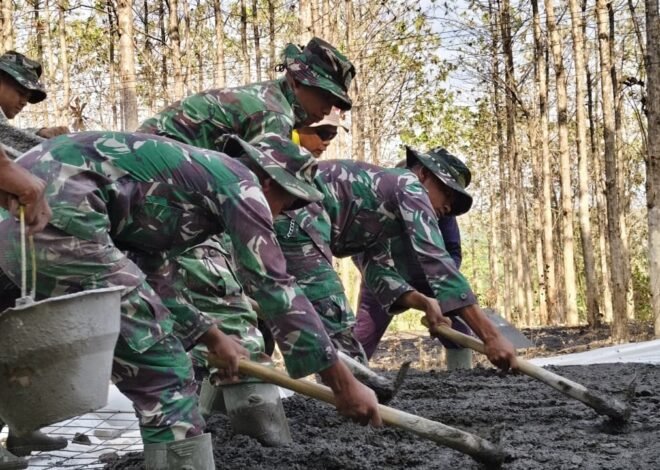 Peluh Prajurit Loreng dan Warga Warnai Pembangunan Jalan TMMD 129 di Desa Tlemang