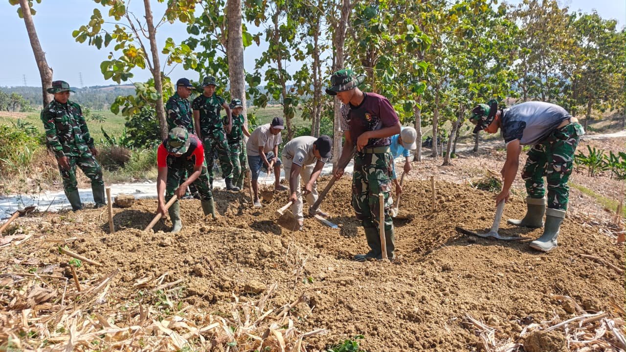 Kawal Kelancaran Program TMMD 129, Danramil Ngimbang dan Danki Satgas Rutin Koordinasi Pemantauan Lapangan
