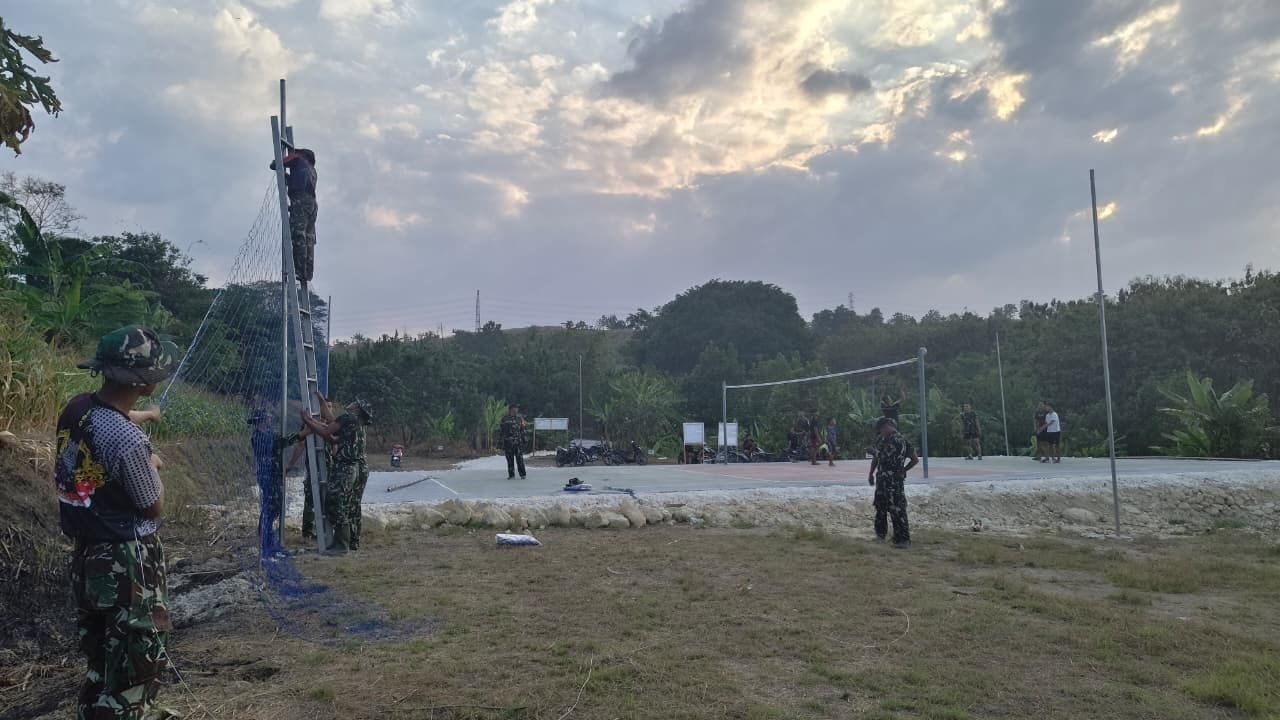 Satgas TMMD 129 Sempurnakan Lapangan Voli Desa Tlemang dengan Pemasangan Jaring Pengaman