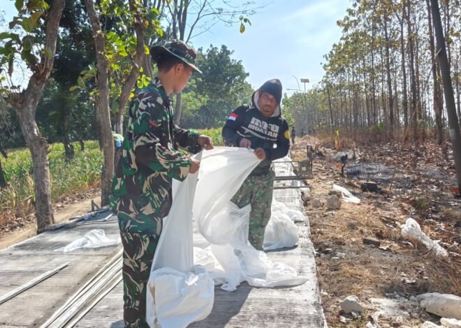 Satgas TMMD 129 Terapkan Standar Konstruksi, Pasang Plastik Alas Demi Kualitas Jalan Rabat Beton