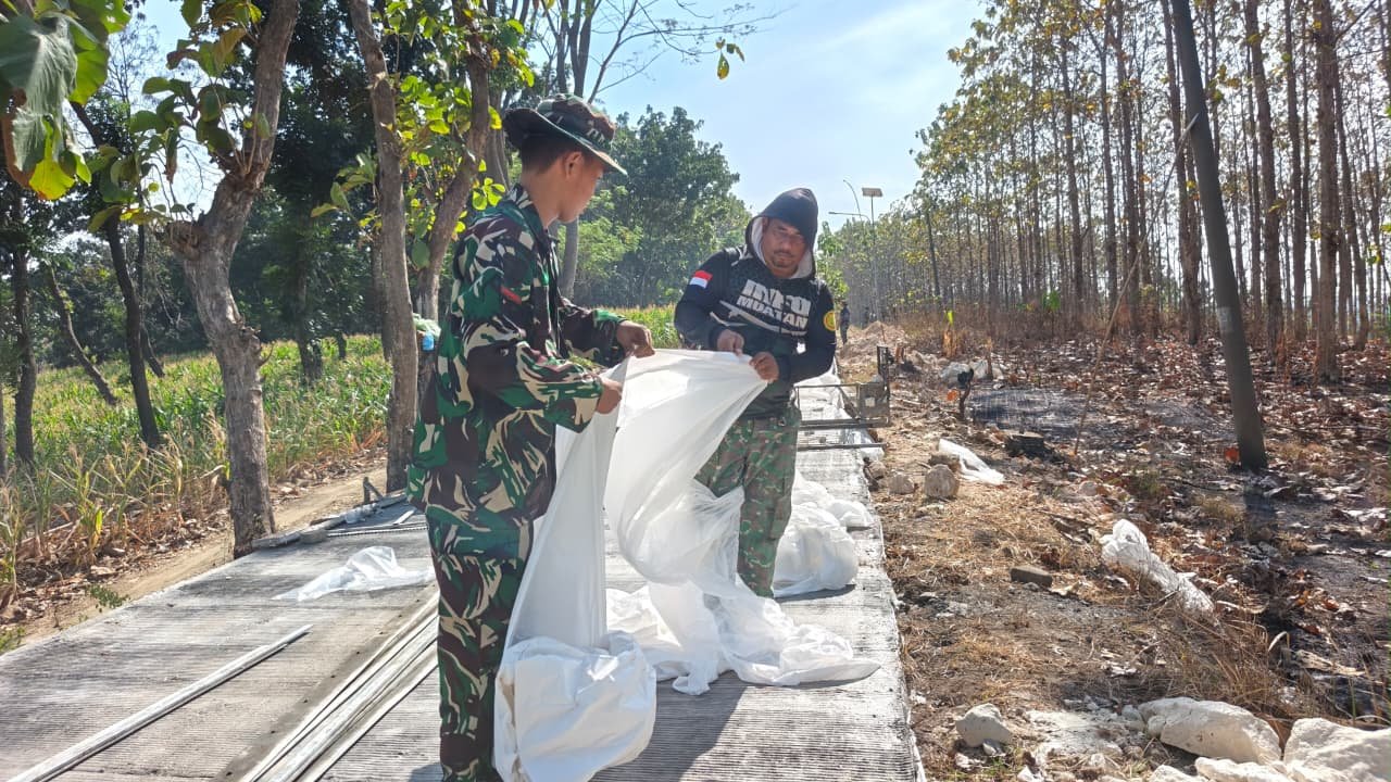 Satgas TMMD 129 Terapkan Standar Konstruksi, Pasang Plastik Alas Demi Kualitas Jalan Rabat Beton