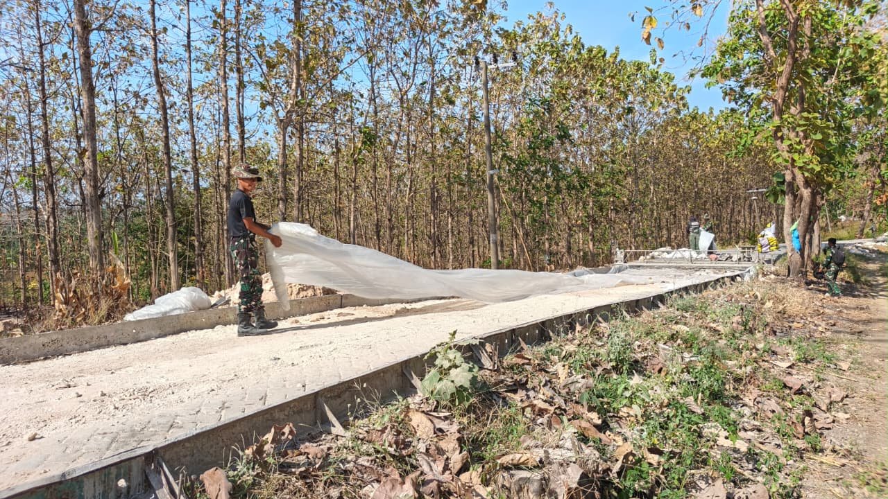 Perhatikan Detail Pembangunan, Satgas TMMD 129 Optimalkan Kualitas Jalan Rabat Beton Desa Tlemang