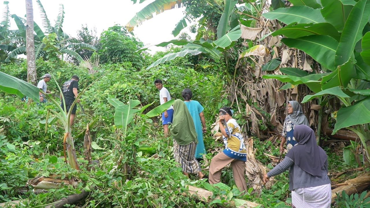 Satgas TMMD Ke-129 Kodim 1311/Morowali Bersama Warga Gelar Kerja Bakti Bersihkan Masjid Desa Polewali