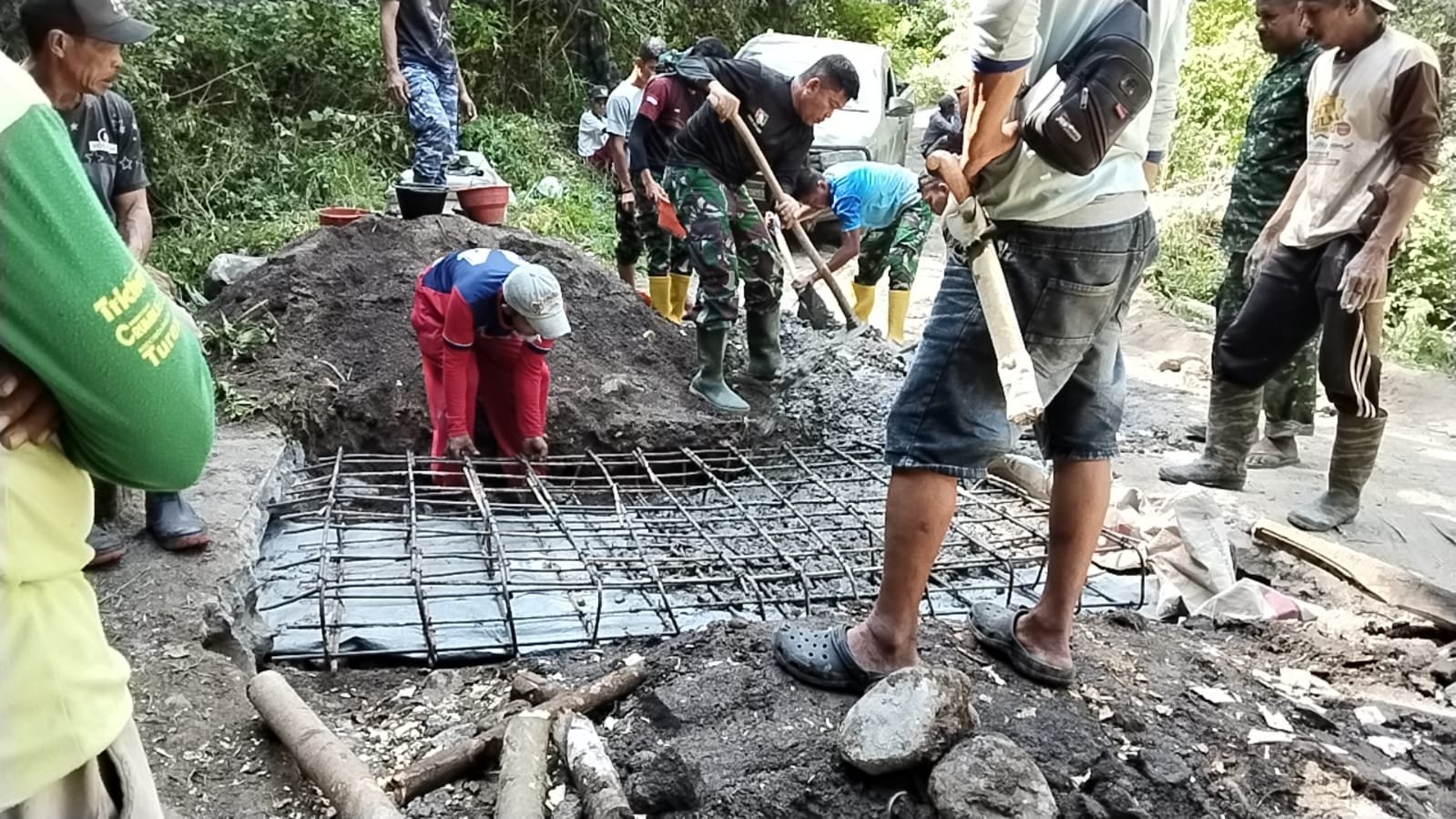 Progres Perbaikan Dekker oleh Satgas TMMD di Dusun Jawi-Jawi