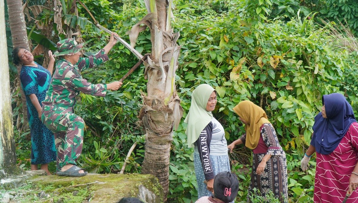 Ibu-ibu PKK Desa Polewali Antusias Kerja Bakti Bersama Satgas TMMD Ke-129
