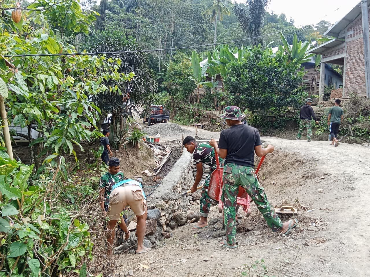 Lanjutan Kegiatan Pengecoran oleh Satgas TMMD Ke-129 di Dusun Samaenre