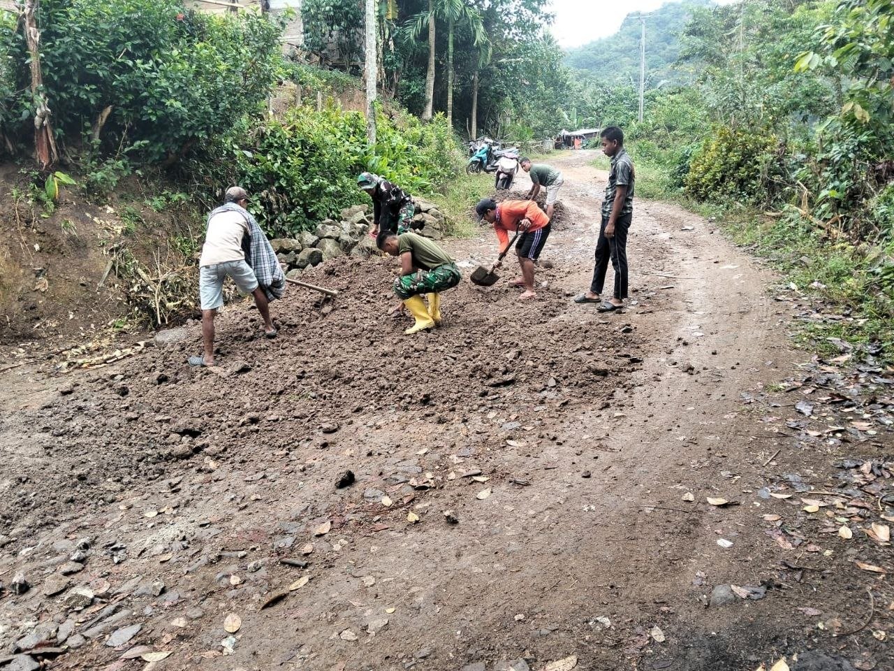 Inisiatif Satgas TMMD Ke-129 dalam Pembangunan Jalan di Dusun Samaenre
