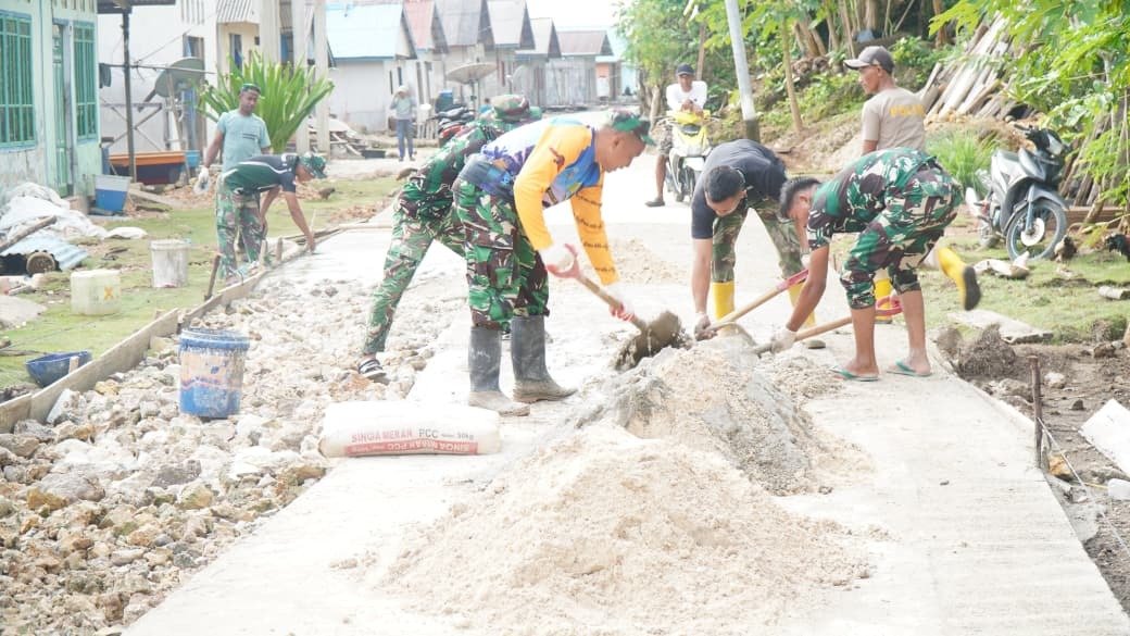 Di Bawah Terik Matahari, Satgas TMMD Ke-129 Tetap Genjot Pembangunan Rabat Beton di Desa Polewali