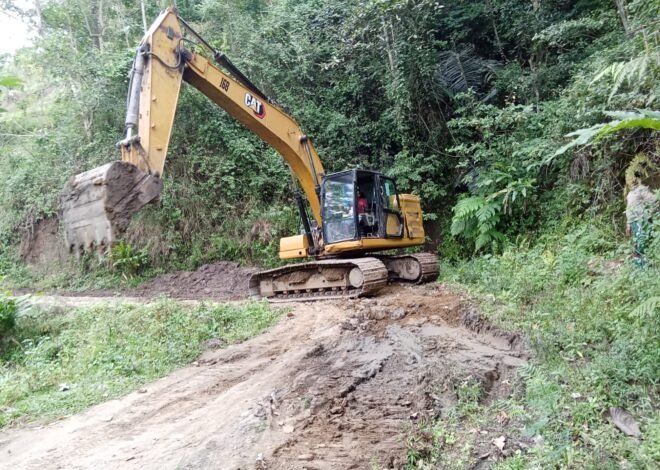 Excavator Digunakan untuk Pengerukan di Tim TMMD Ke-129 di Patukku