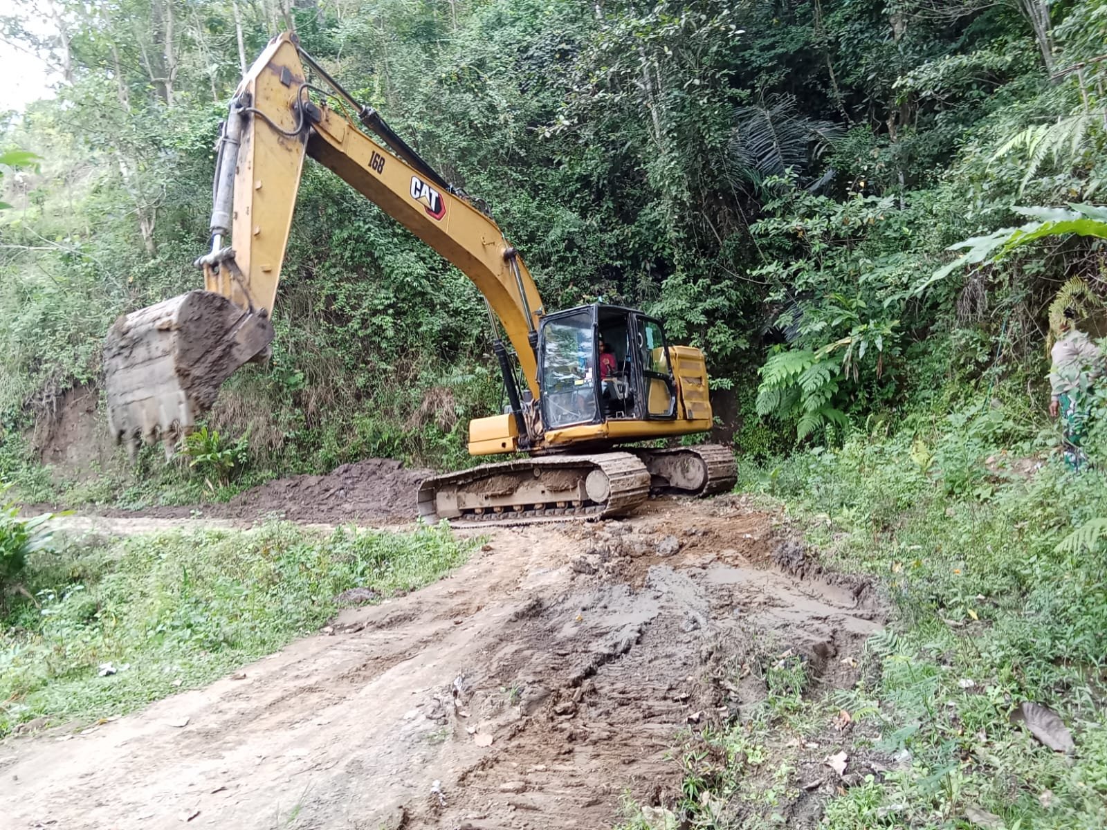 Excavator Digunakan untuk Pengerukan di Tim TMMD Ke-129 di Patukku