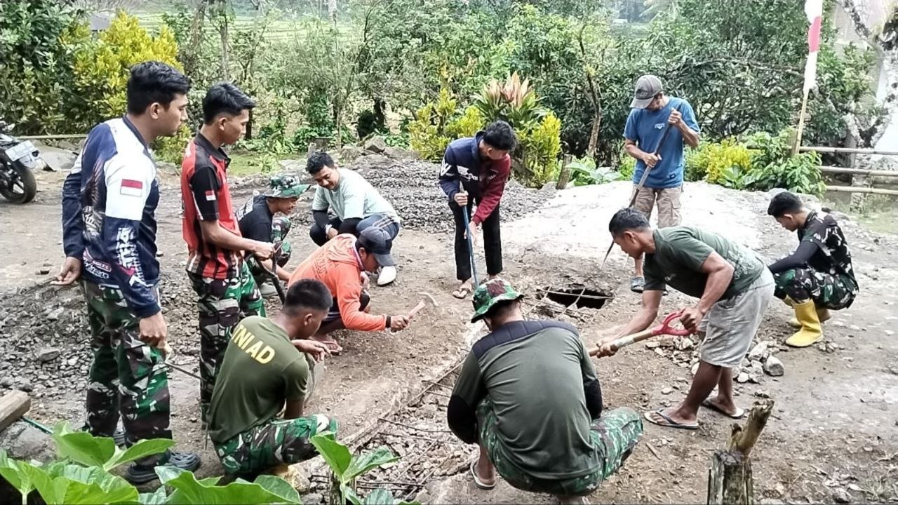 TNI Manunggal Membangun Desa Perbaiki Dekker Titik 1 di Bone