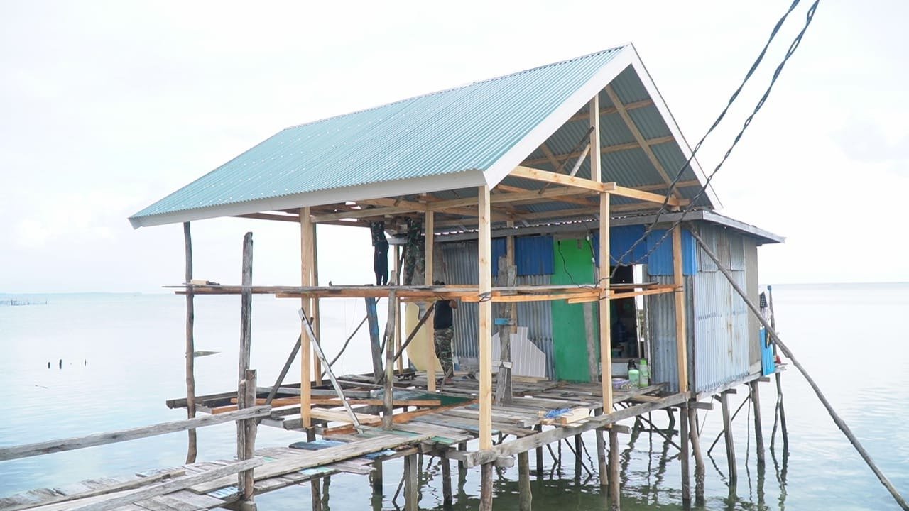 Renovasi RTLH Milik Ibu Syamsiah Terus Berlanjut, Satgas TMMD Pasang Rangka Dinding Kalsiboard