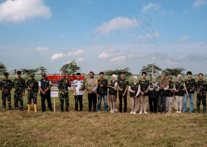 Hijaukan Desa Tanratuo, Satgas TMMD Ke-129 Kodim 1404/Pinrang Tanam Pohon Bersama Warga